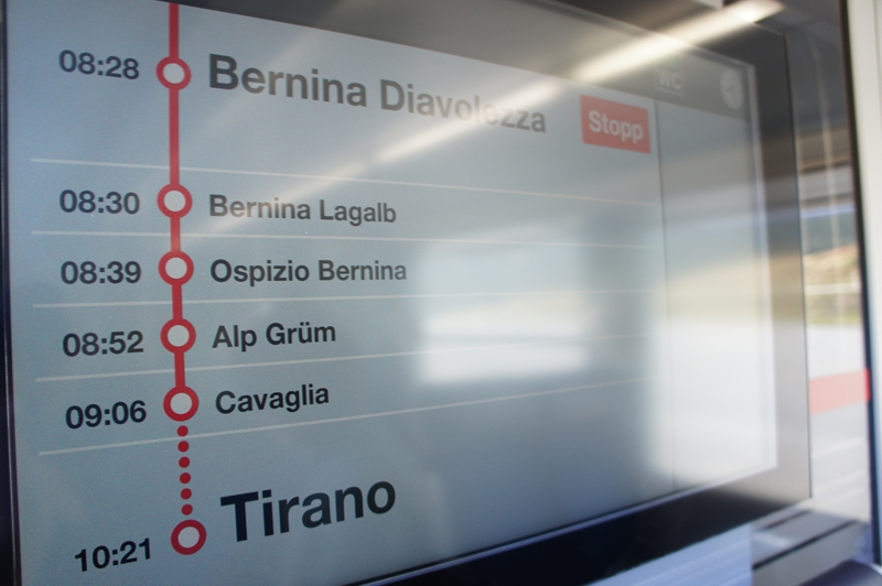 途中駅のBernina Diavolezza。奥にロープウェイが見える。 この駅のことは知らなかったけど、結構降りる人がいた。地元では有名な