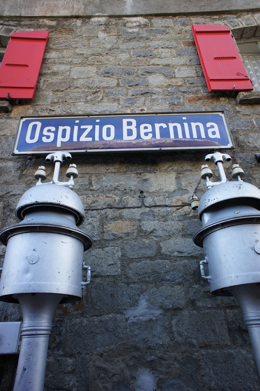 Ospizio Berninaの駅の看板。宮崎駿の映画に出てきそうな駅。