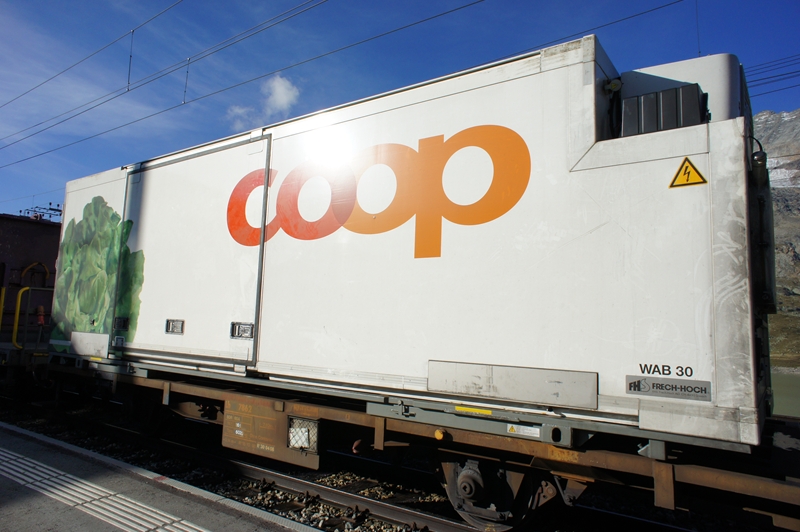 coop専用の列車が。朝が早くてまだ駅が空いてなかった。
