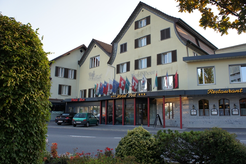 Hotel Postの前。夜は場所がわかりずらかったけど、朝見てみるとなかなかきれいなホテル。