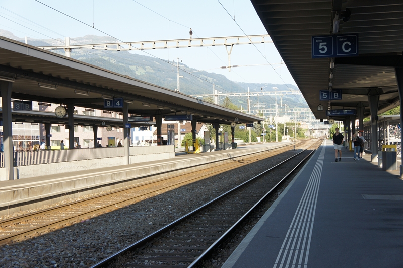 Sargansの駅のホーム。この写真だと日本とあまり変わらないけど、駅には改札とかなし。  駅員さんはいるけど、切符とかは見せなくてＯＫ。基