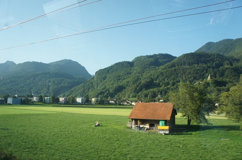 サルガンズからマイエンフェルトに向かう電車にて。 きれいな牧草畑？や山が広がる。