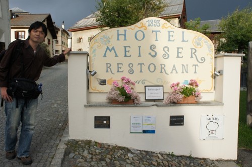 こちらは宿泊したHotel Meisser。看板の上に１８９３の文字が。 １２０年前のHotelにしては結構モダン。