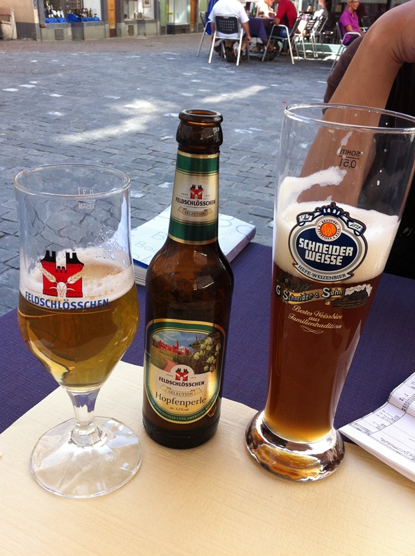 広場でオープンテラスにしているカフェでビールを飲みつつ昼食。