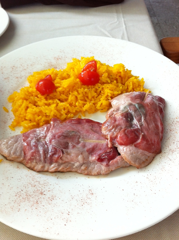 カルボナーラと豚肉の焼いたもの?を注文。 まずい。。。 カルボナーラは卵がカピカピになるまで火が通っており、味付けも微妙。 肉のほうは見た目
