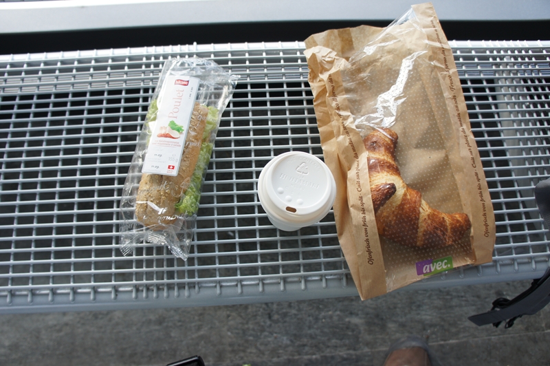 駅のキヨスクで簡単な朝食を購入。スイスのキヨスクにはたまにパンを焼く機械があって、焼きたてのパンを購入することができる。