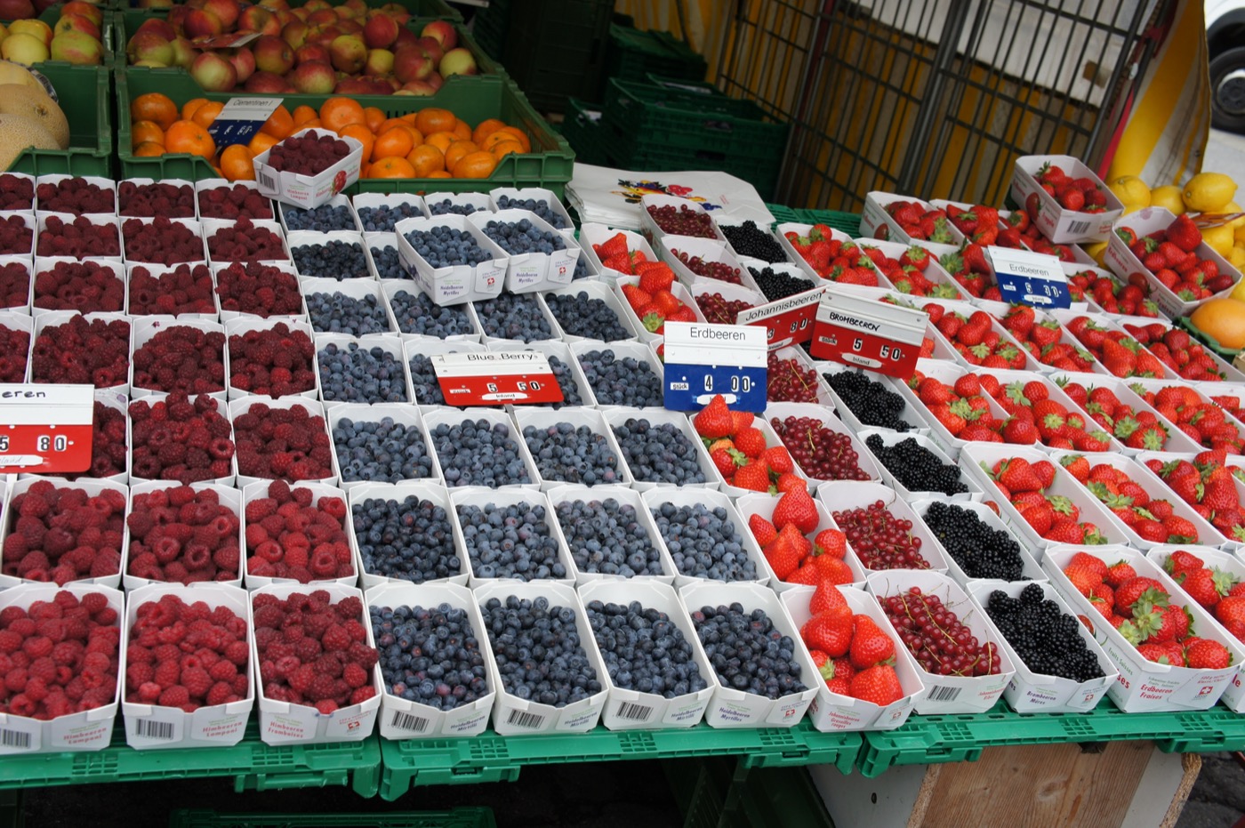 そのベリーの屋台をのぞきこむ。ラズベリー(Himbeeren)、ブルーベリー(Heidelbeeren)、イチゴ(Erdbeeren)、赤ス