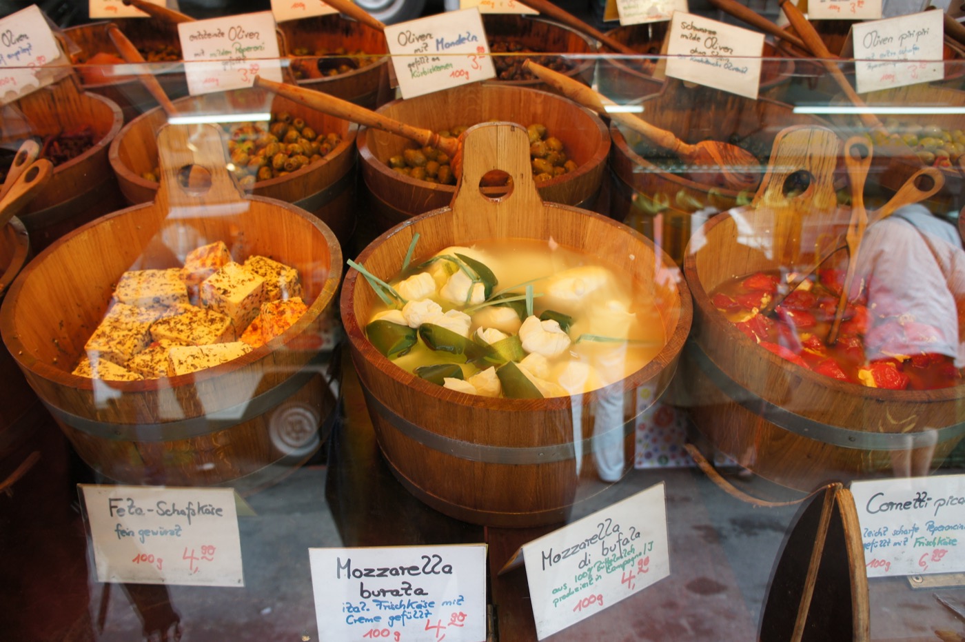 同じ屋台の別の一角。フェタチーズ(Feta-Schafskäse)、水牛のモッツァレラ・ブラータ(Mozzarella burrata)、赤