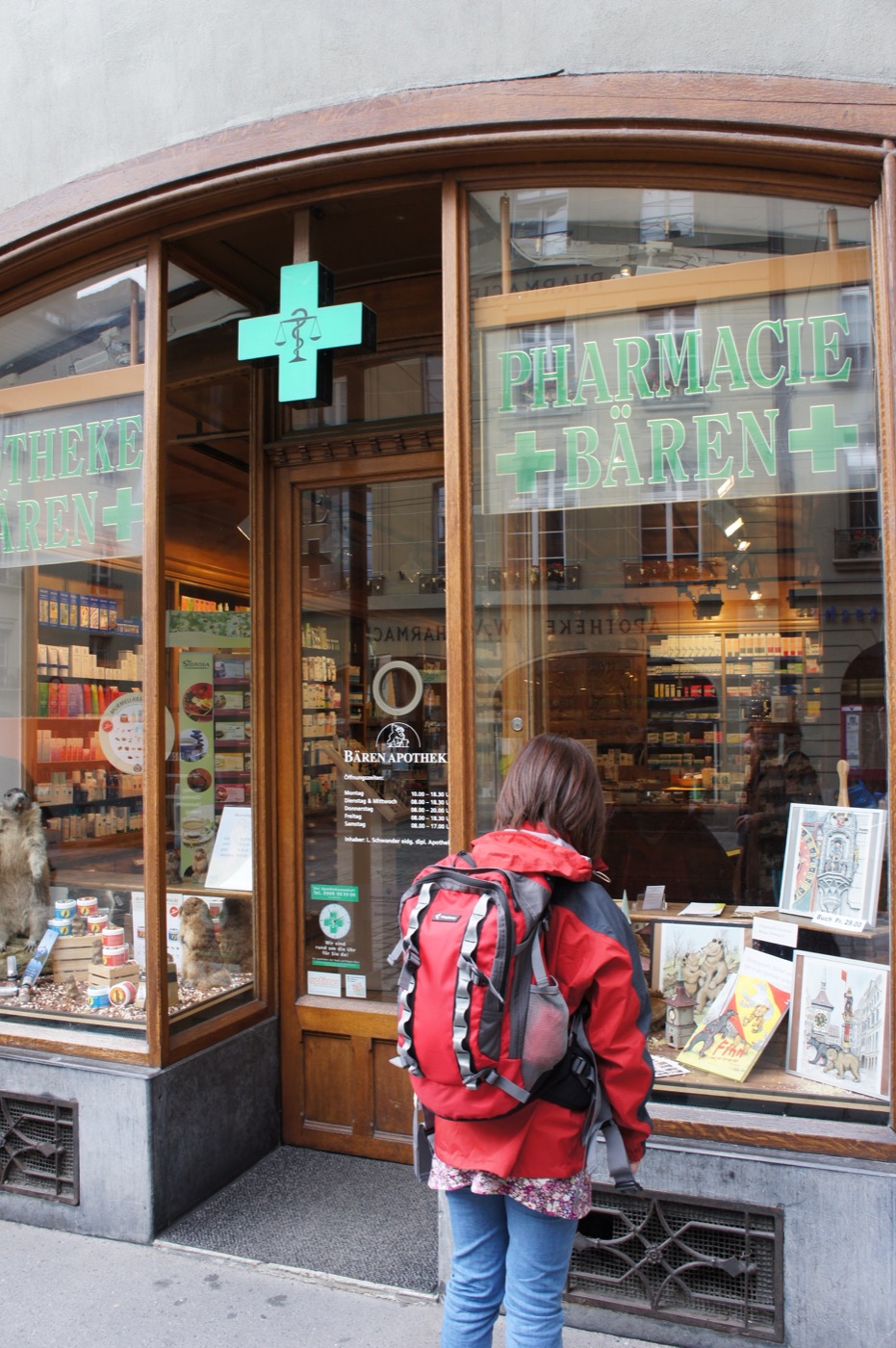 まず立ち寄ったのは、旧市街の角にある老舗の薬局「Bären Apotheke（ベーレン＝熊薬局）」。「PHARMACIE BÄREN」の緑の