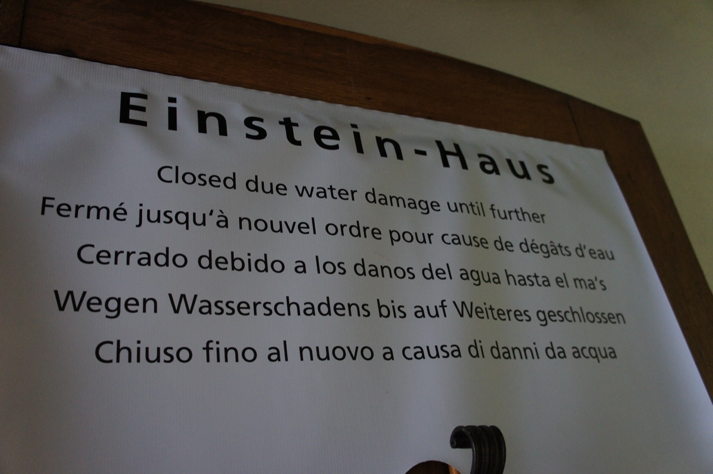 ところが、玄関にはこんな貼り紙が。「Einstein-Haus — 水害のため、当面のあいだ休館します」。英・仏・西・独・伊の5か国語で書か