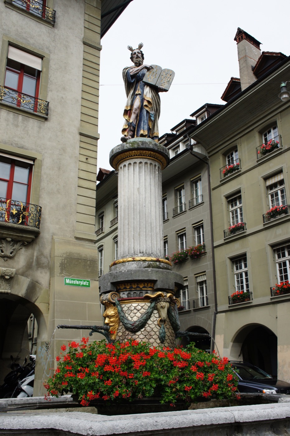 その大聖堂前の広場、ミュンスター広場(Münsterplatz)に立つ「モーゼの泉（Mosesbrunnen）」。十戒を刻んだ石板を抱え、指