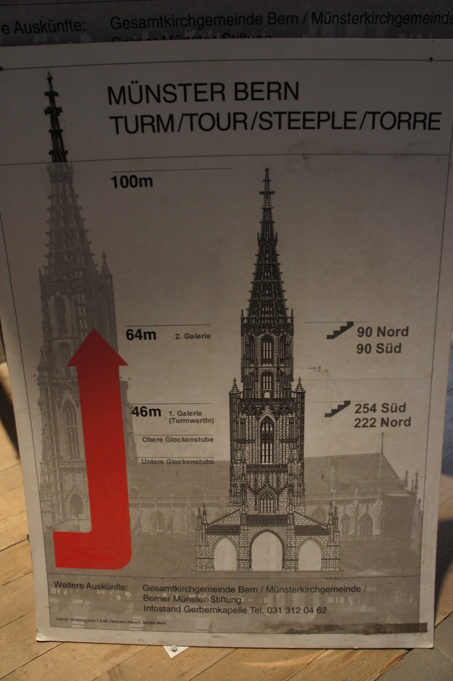 塔の入口にあった案内板。「MÜNSTER BERN 塔（Turm/Tour/Steeple/Torre）」。図によると、塔の高さは100m。