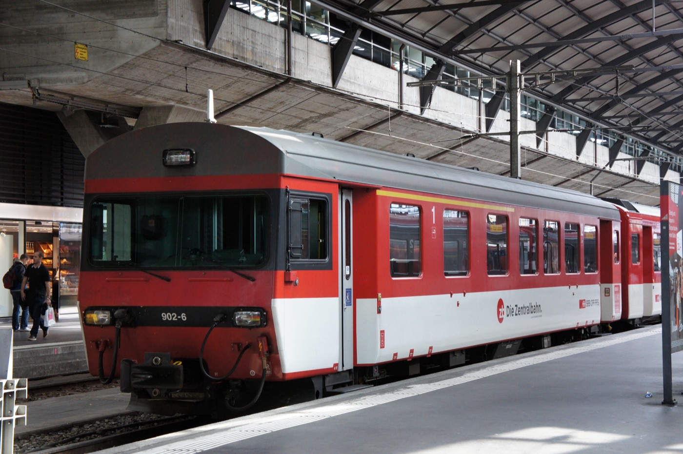 ルツェルン観光を終えて、帰りの列車へ。ホームには、赤と白の車体の「ツェントラルバーン(Die Zentralbahn / zb)」の電車が停