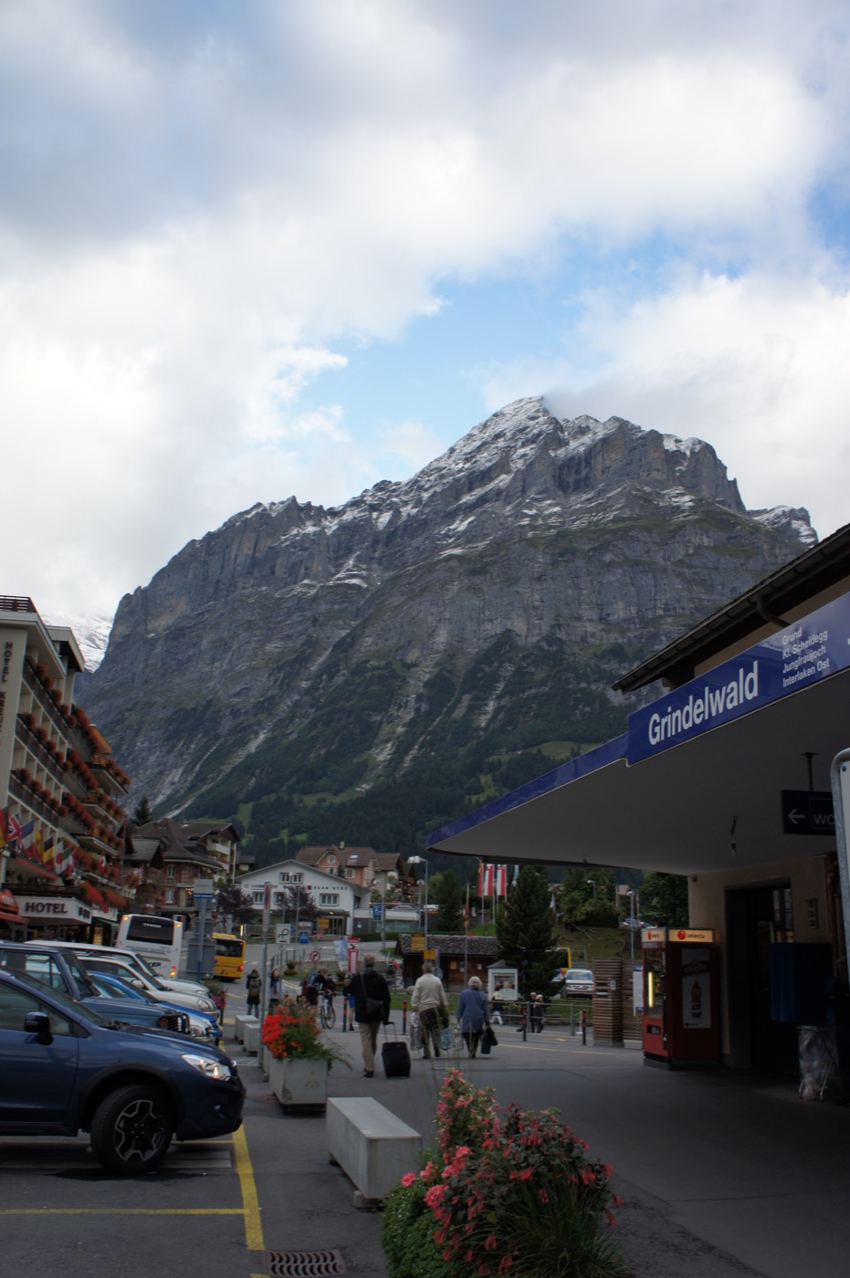 グリンデルワルトの駅前。青い駅名標には「Grund / Kl. Scheidegg / Jungfraujoch / Interlaken