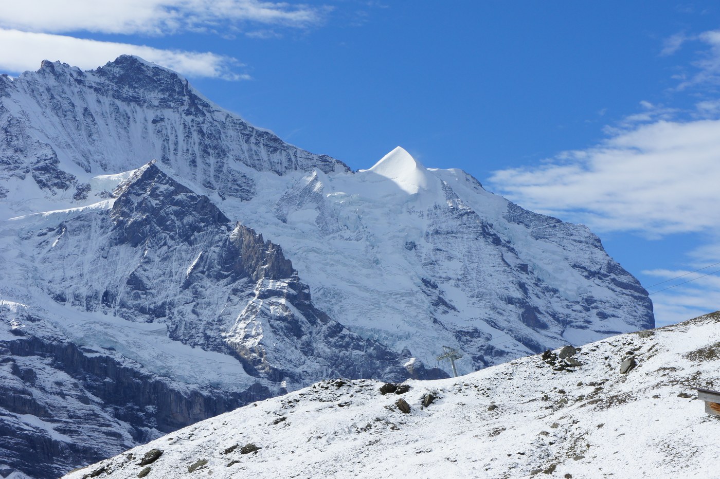 歩くほどに近づいてくる、ユングフラウ(Jungfrau)の白い頂。午前の光を受けて、輝くように白い。