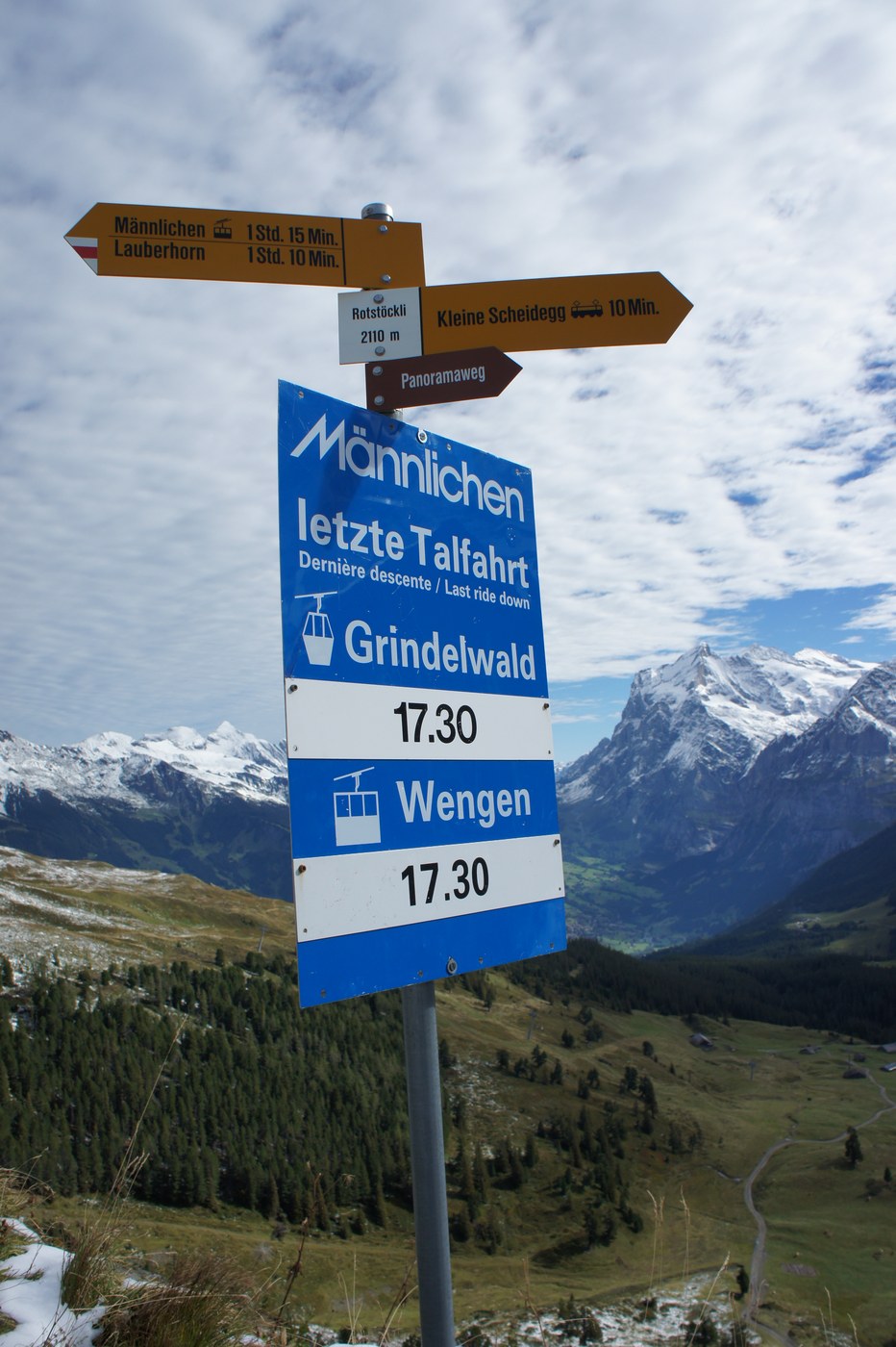 「letzte Talfahrt(最終下り便)Grindelwald / Wengen 17.30」。ロープウェイの案内看板。帰りの時間を頭