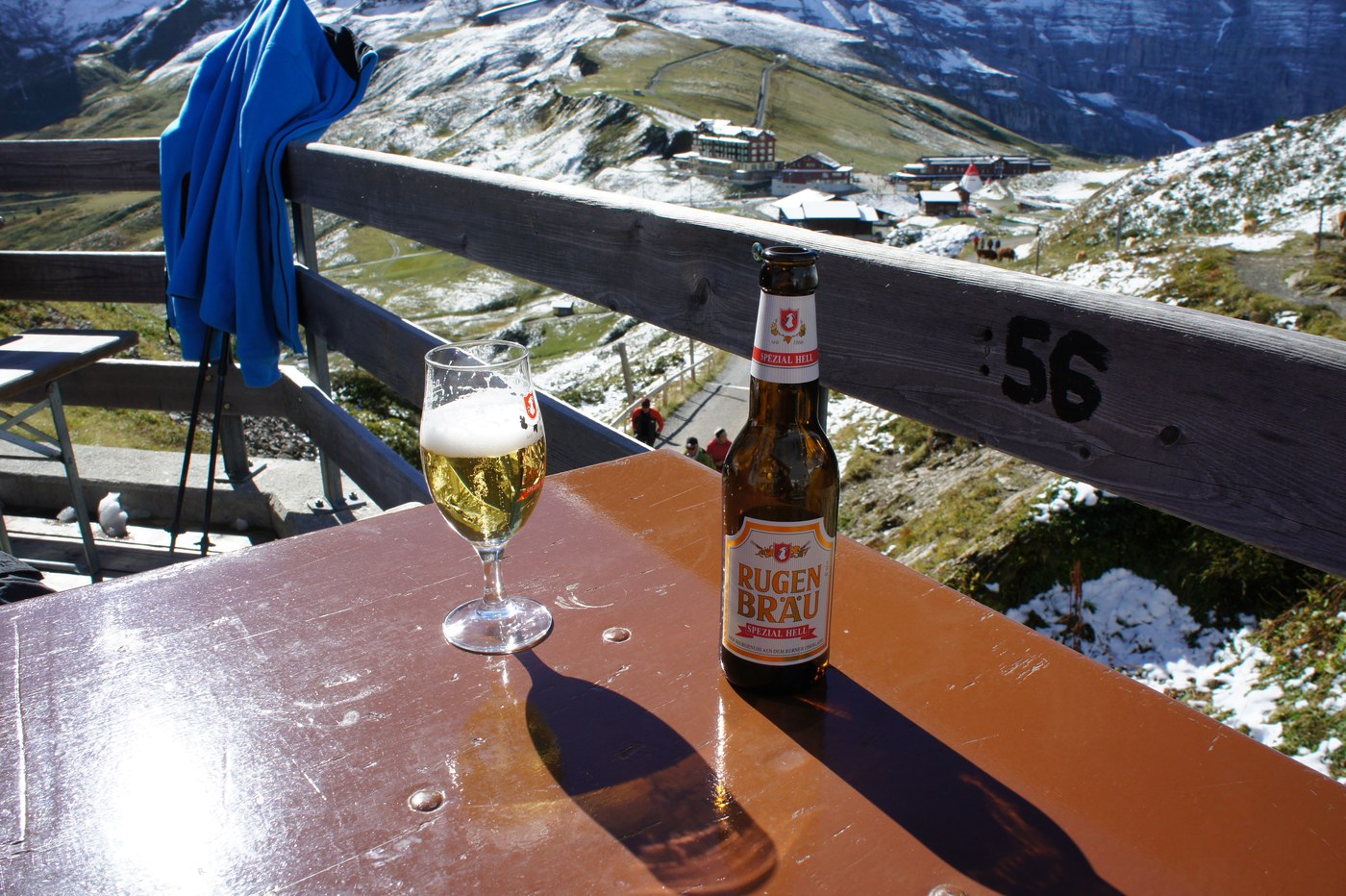 歩いたあとの一杯は格別。地ビール「RUGEN BRÄU(ルーゲンブロイ)」を、雪の峰を眺めながら。グラスに山が映り込みそうな、贅沢な時間。