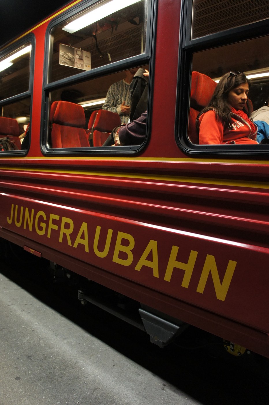 ホームに入ってきた、ワインレッドのユングフラウ鉄道(JUNGFRAUBAHN)の車両。ここから終点までは、その大半がトンネルの中の急勾配。岩