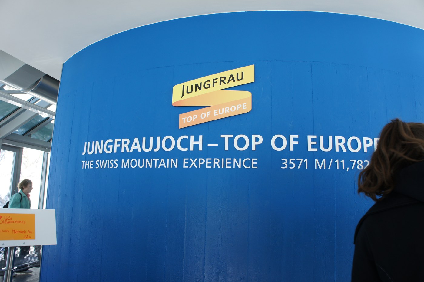 「JUNGFRAUJOCH – TOP OF EUROPE 3571M」。最高地点スフィンクス展望台へ上がるエレベーター前の、大きな青い看板