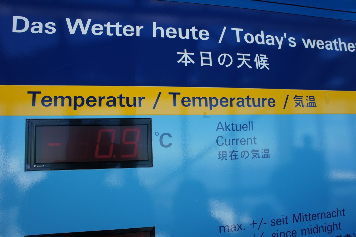 展望台の気温表示は「-10.9℃」。ふもとは秋でも、ここはもう真冬。ガラス越しでも、空気の冷たさが伝わってくる。