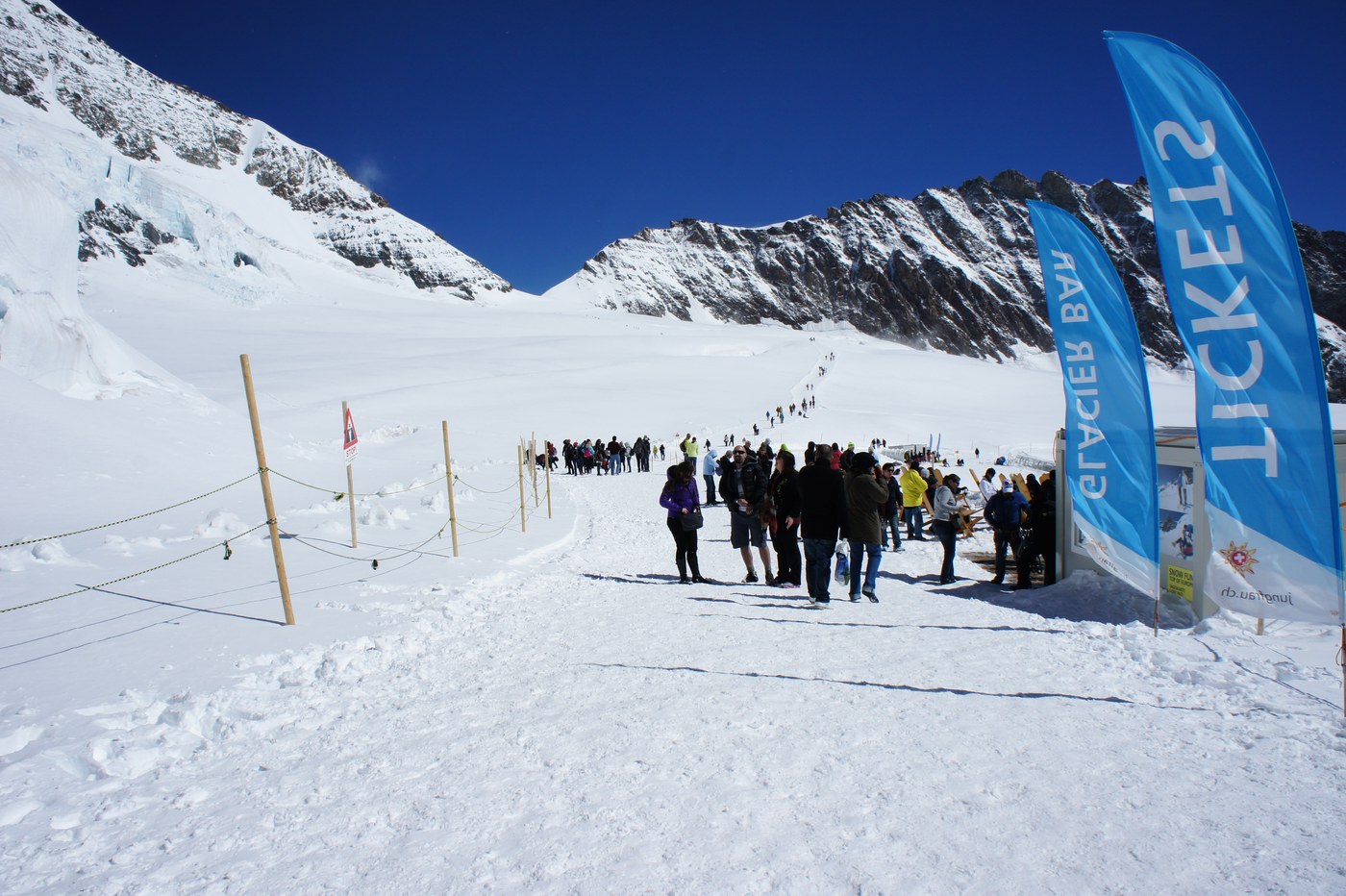 建物の外、雪原に出られるスノーエリアへ。「Jungfrau Railway」ののぼりの先で、多くの人が雪と戯れていた。9月に真っ白な雪の上を