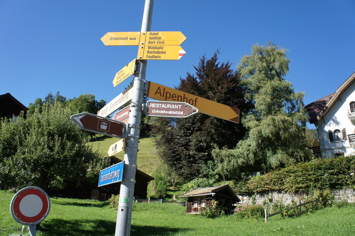 「Grindelwaldblick」「Alpenhof」——ゆうべまで見上げていた山や、泊まった宿の名前が、道標に並んでいる。名前を目で追う