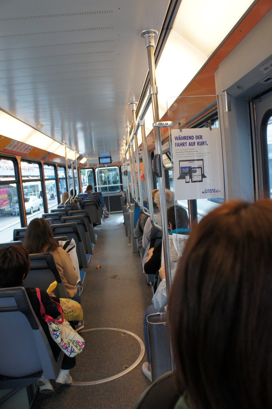 列車に揺られて、一路チューリッヒへ。のんびりした車内で、窓の外の景色が、山あいから少しずつ都会へと変わっていく。