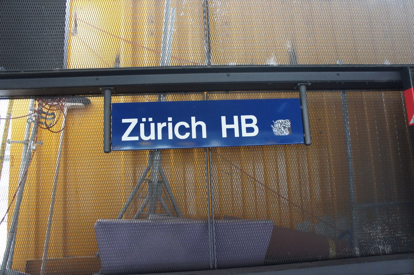 「Zürich HB」のホーム標識。ヨーロッパでも有数の大きなターミナル駅で、たくさんの線路とホームが放射状に延びている。