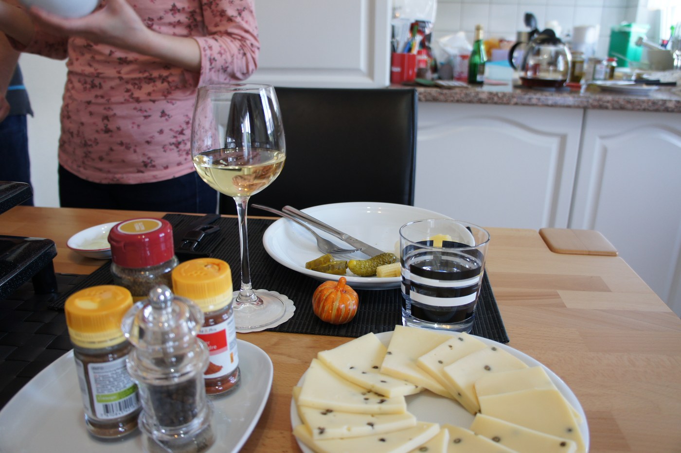 とろけたチーズを、じゃがいもやピクルスと一緒に。手前にはたっぷりのチーズの塊。おしゃべりも弾んで、いくらでも食べられそうだった。