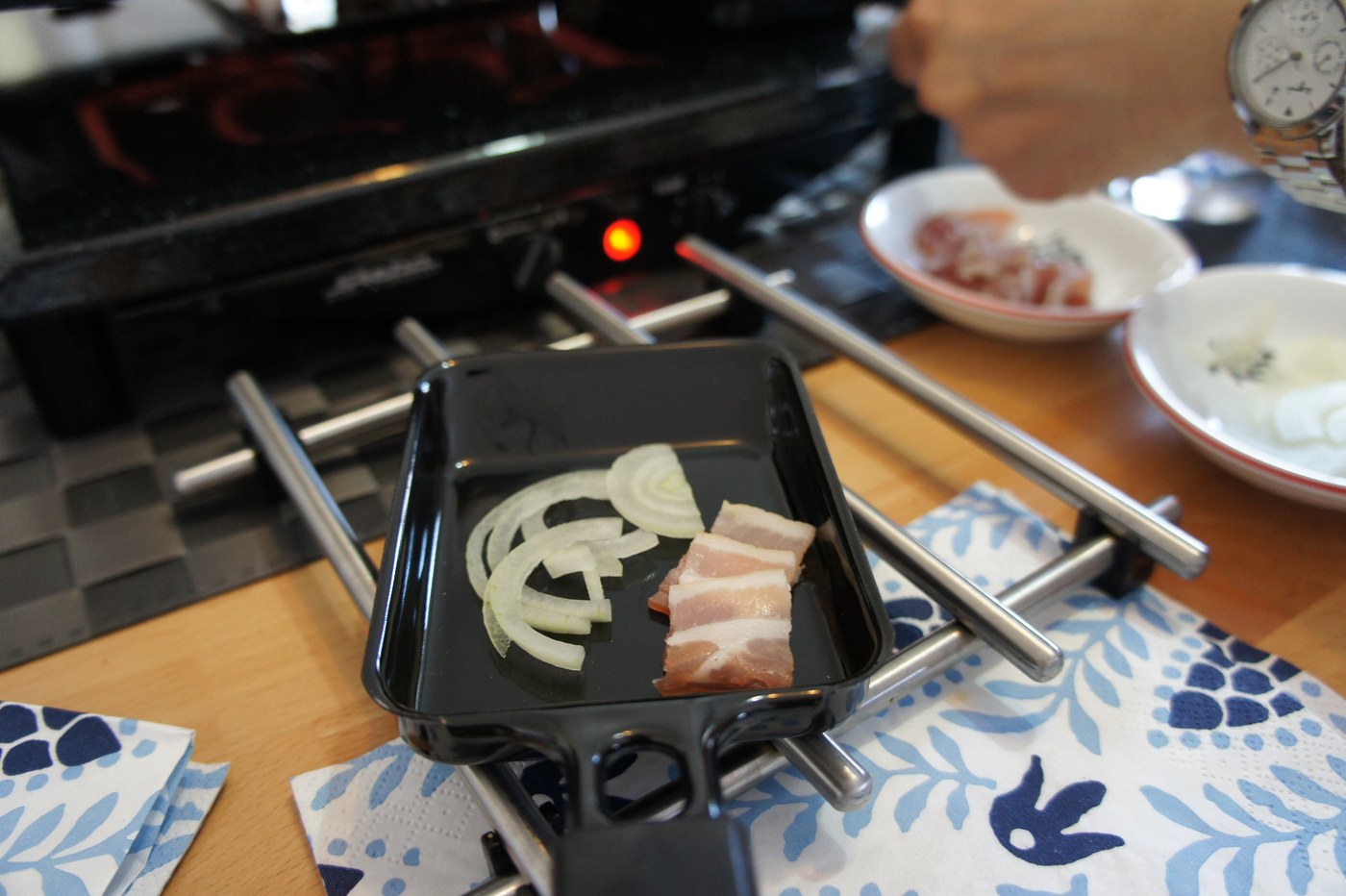 グリルの上では、玉ねぎとベーコンをじゅうじゅうと。チーズを溶かすだけでなく、こうして具材を焼くのもラクレットの楽しみ方だ。