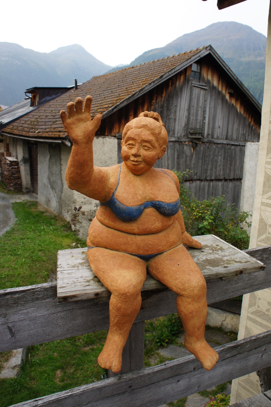 ある民家の柵の上では、青いビキニ姿のふくよかな女性のテラコッタ像が、こちらに手を振っていた。真面目な壁絵ばかりの村かと思いきや、こういう茶目