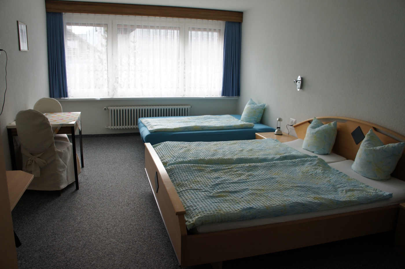 今夜の宿、Hotel Badusの部屋。ツインベッドのシンプルな部屋だけれど、清潔で十分。移動づくめの長い一日だったので、ベッドが見えただけ