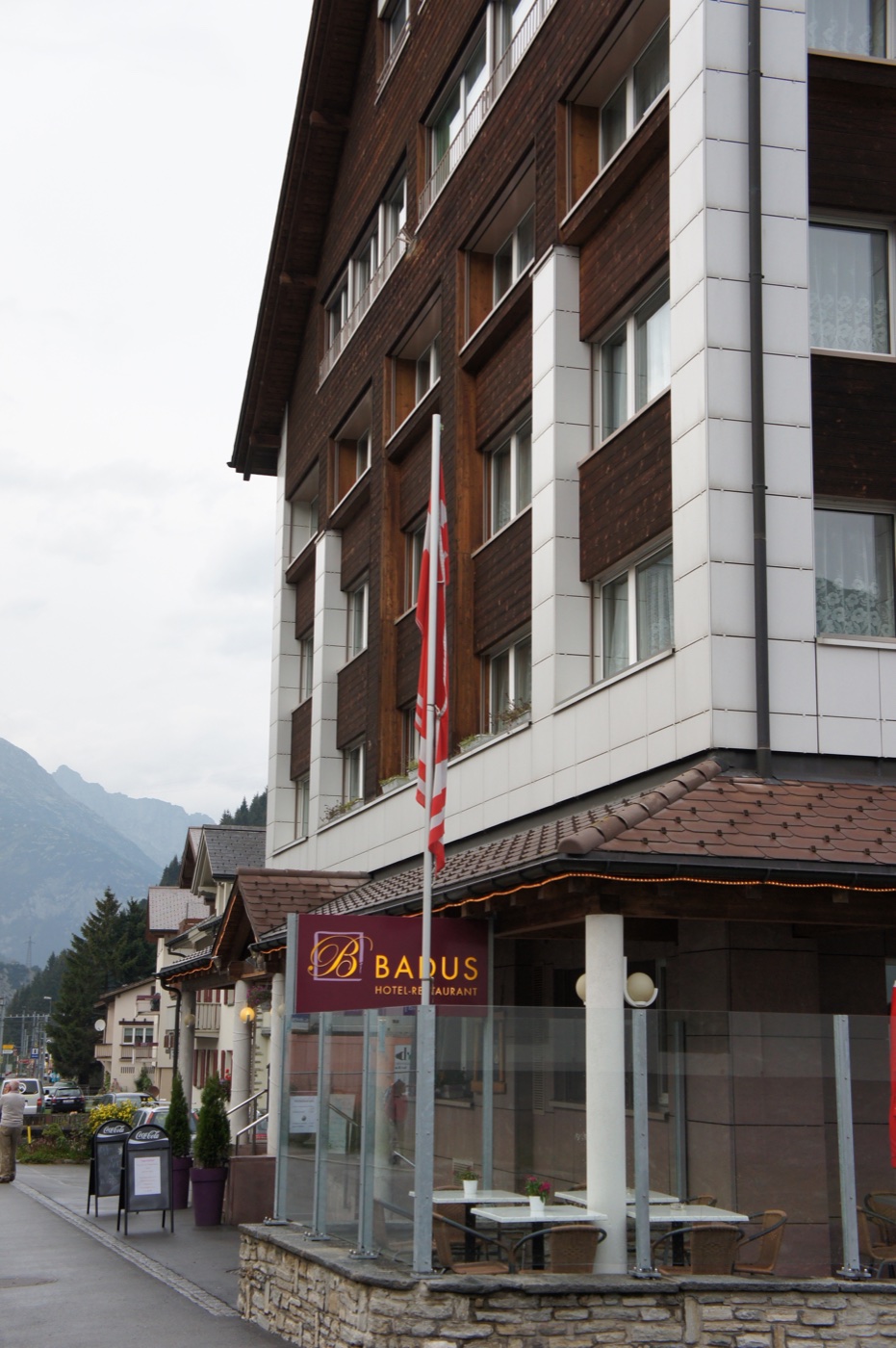こちらがHotel Badusの外観。1階はレストランになっていて、軒先にスイス国旗がはためいていた。