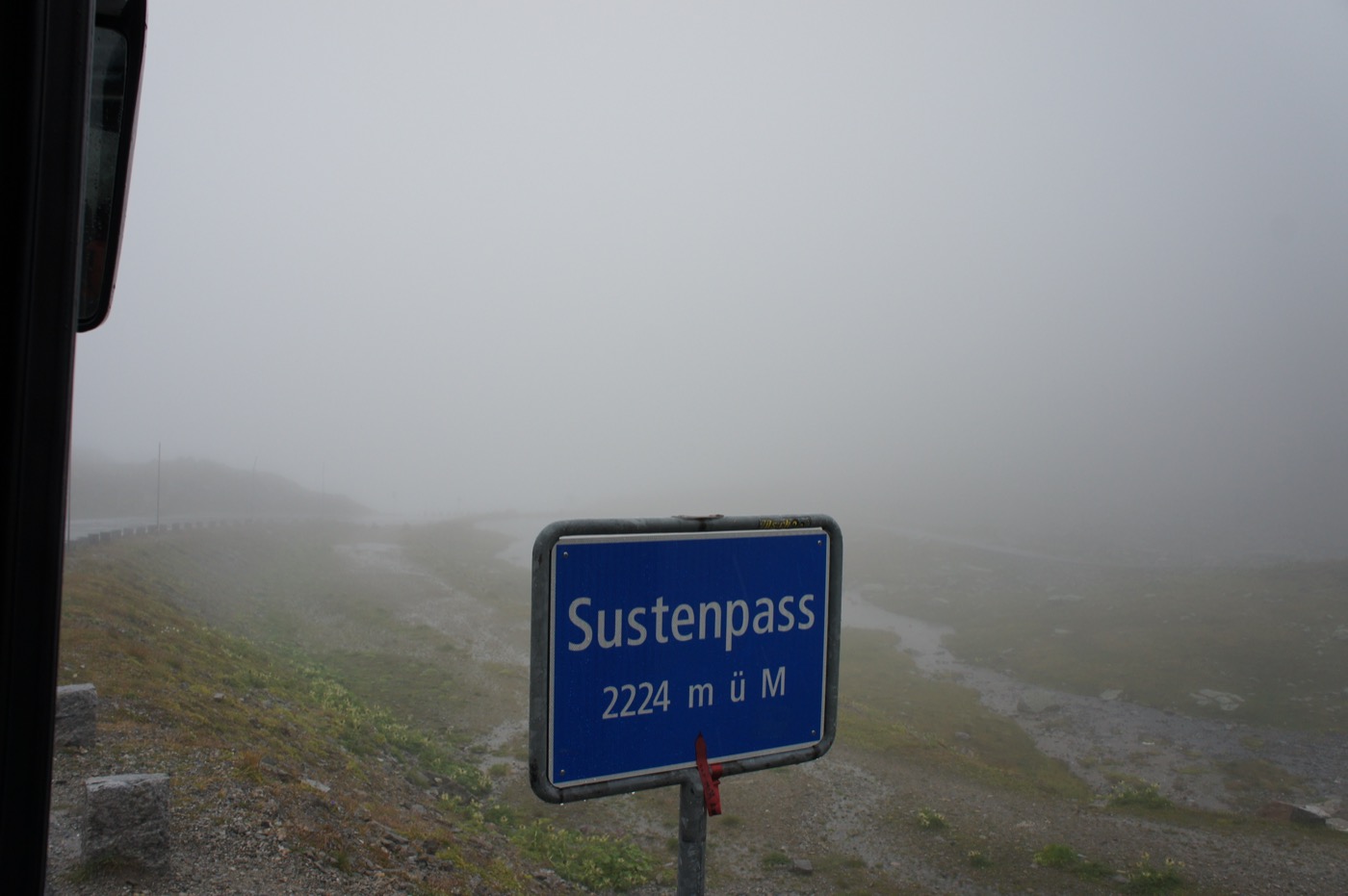 黄色いポストバスに揺られて、ズステン峠(Sustenpass, 2224m)へ。標高2200mを超える峠道だけれど、あいにくの濃霧で、車窓は