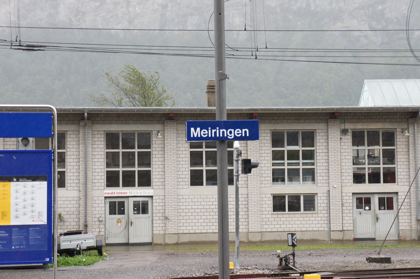 峠を下りきって、谷側のマイリンゲン(Meiringen)へ。シャーロック・ホームズが宿敵モリアーティと対決した「ライヘンバッハの滝」がある町