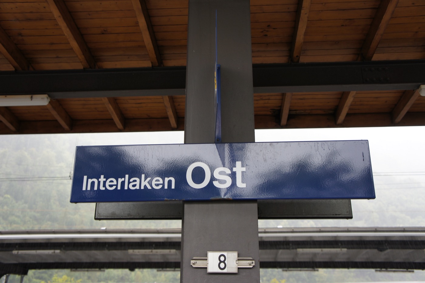 インターラーケン・オスト(Interlaken Ost)駅に到着。ここはベルナーオーバーラント観光の玄関口で、ユングフラウ方面へ向かう登山鉄