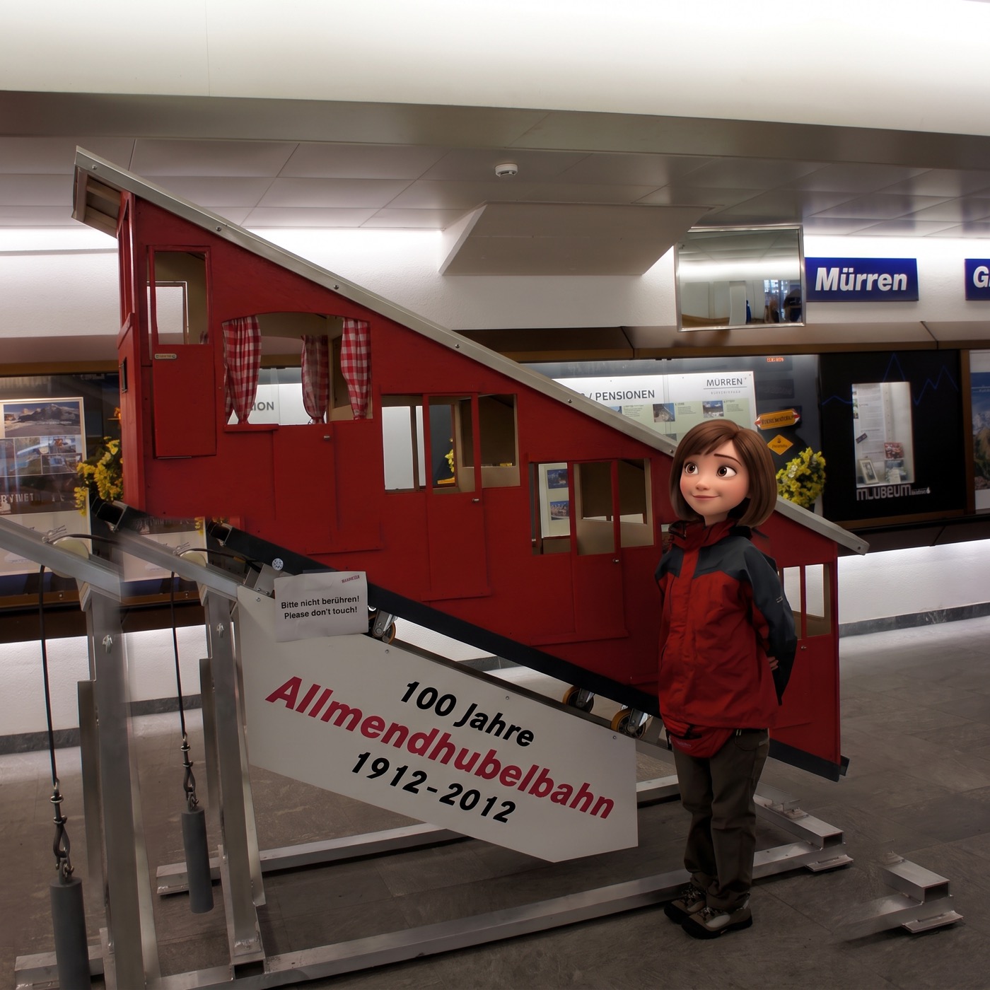 駅の中には、ちょうどこの2012年に開業100周年を迎えたアルメントフーベル鉄道の、初代車両(の実物大の一部)が展示されていた。「100 J
